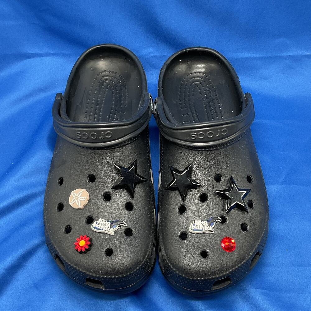 Classic Crocs Black mens 11 With Jibbitz - Picture 2 of 10